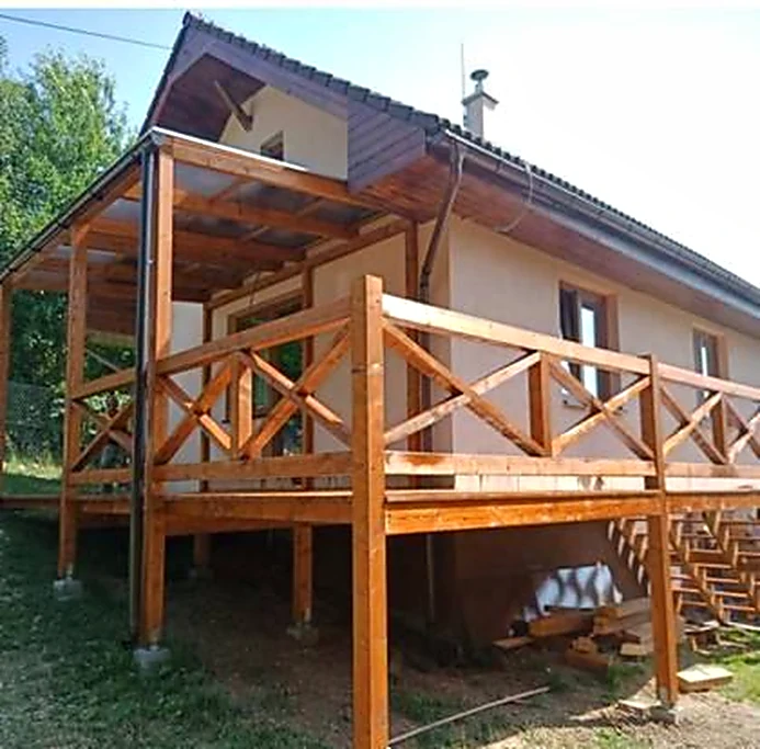 Terasa s X-zábradlím a polykarbonátovým prestrešením pri chate.